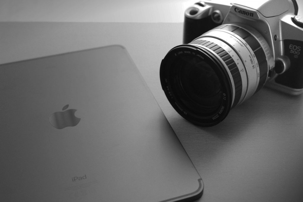 a laptop and a DSLR on top of a desk